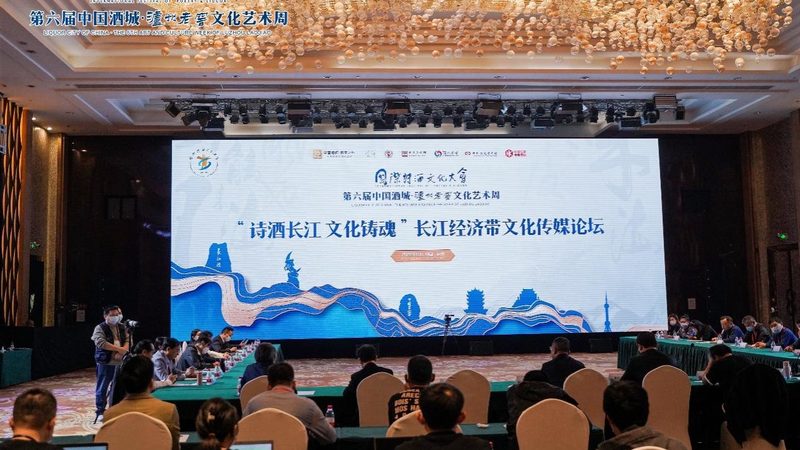 在挑选短视频拍摄厂家时，应关注以下方面：